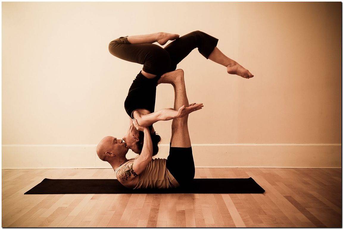 Парная йога для начинающих, легкие позы для двоих, асаны для детей
