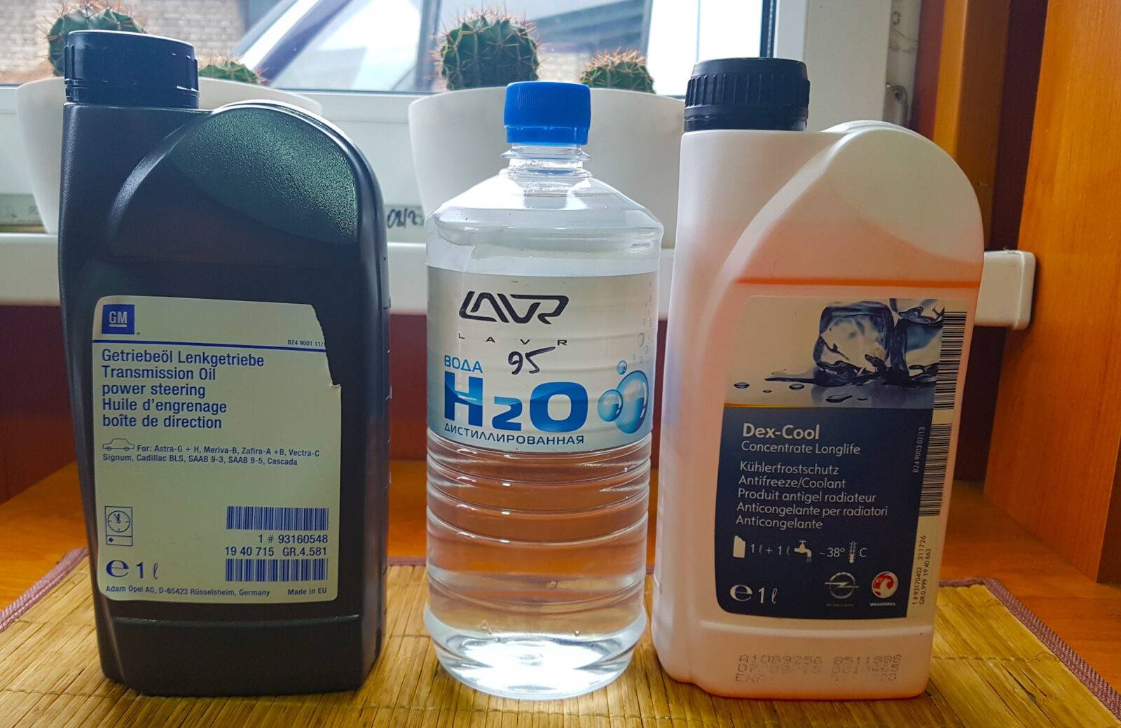 Как доливать дистиллированную воду в аккумулятор и сколько ее нужно? | auto-gl.ru