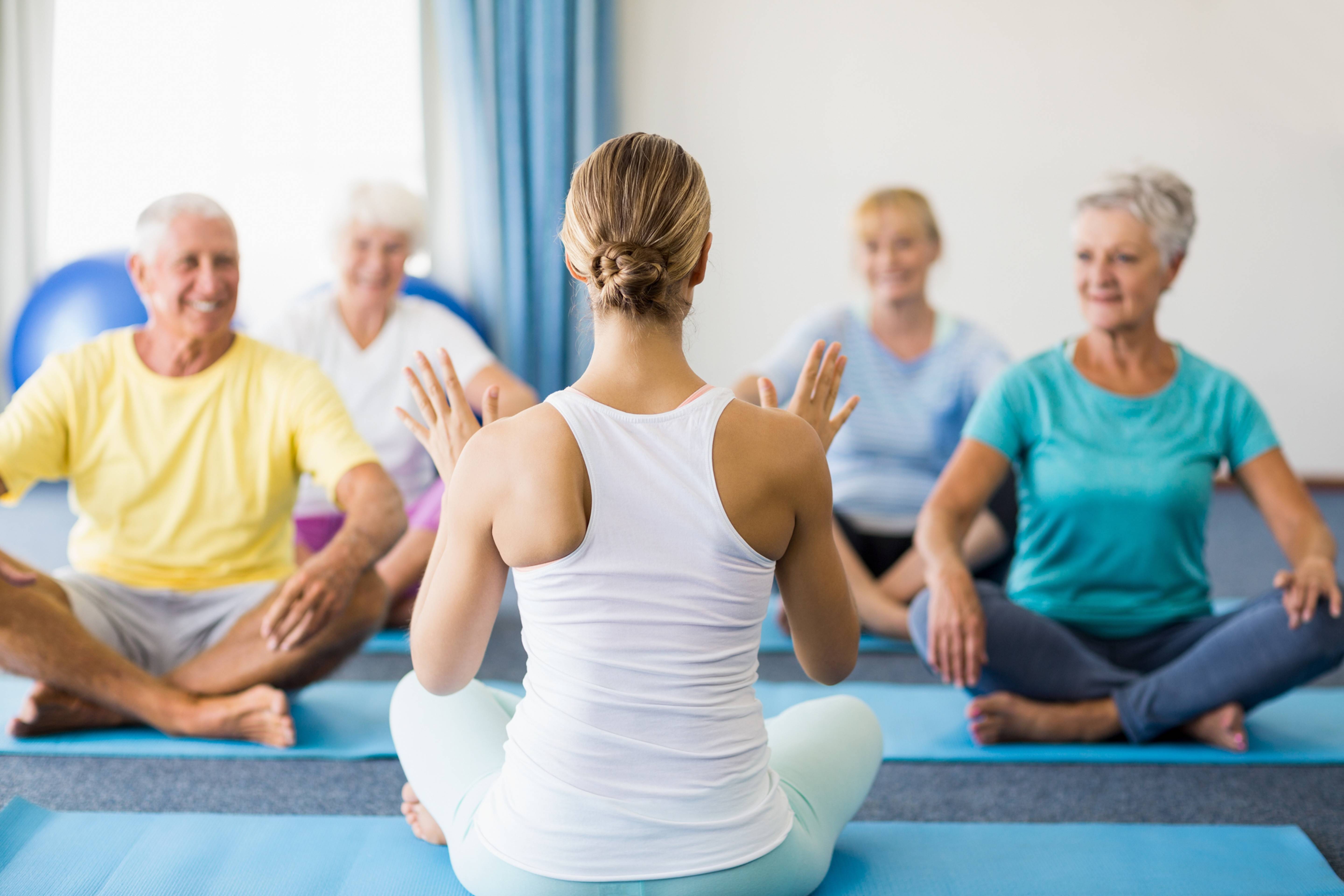 Йога для пожилых людей и пенсионеров: комплекс упражнений для начинающих, тех кому за 50 и 60