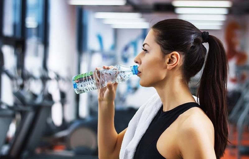Можно ли пить воду во время тренировки, когда пить до и после?