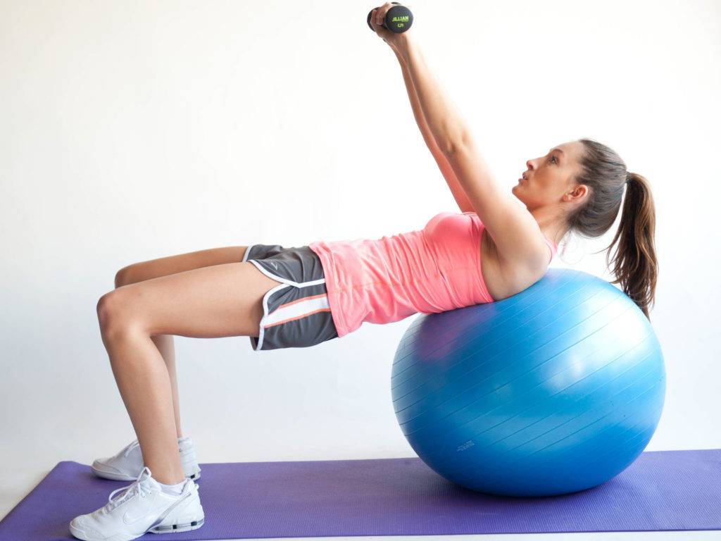 13 упражнений с фитболом на баланс для тренировки всего тела
