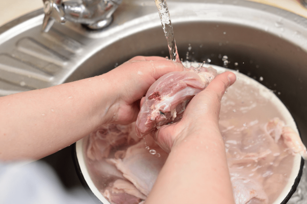 7 хаков, как быстро разморозить мясо из морозилки