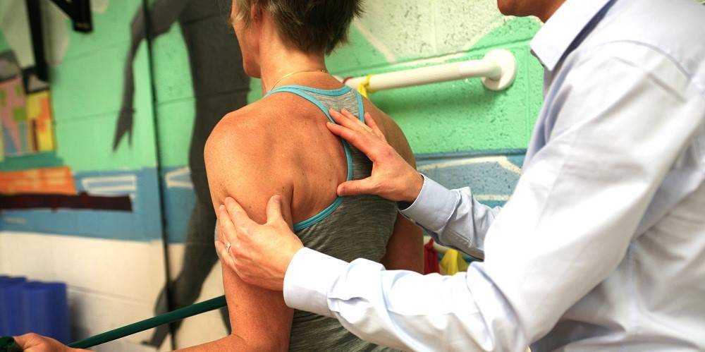 Повреждение ротаторной манжеты плеча — что делать?