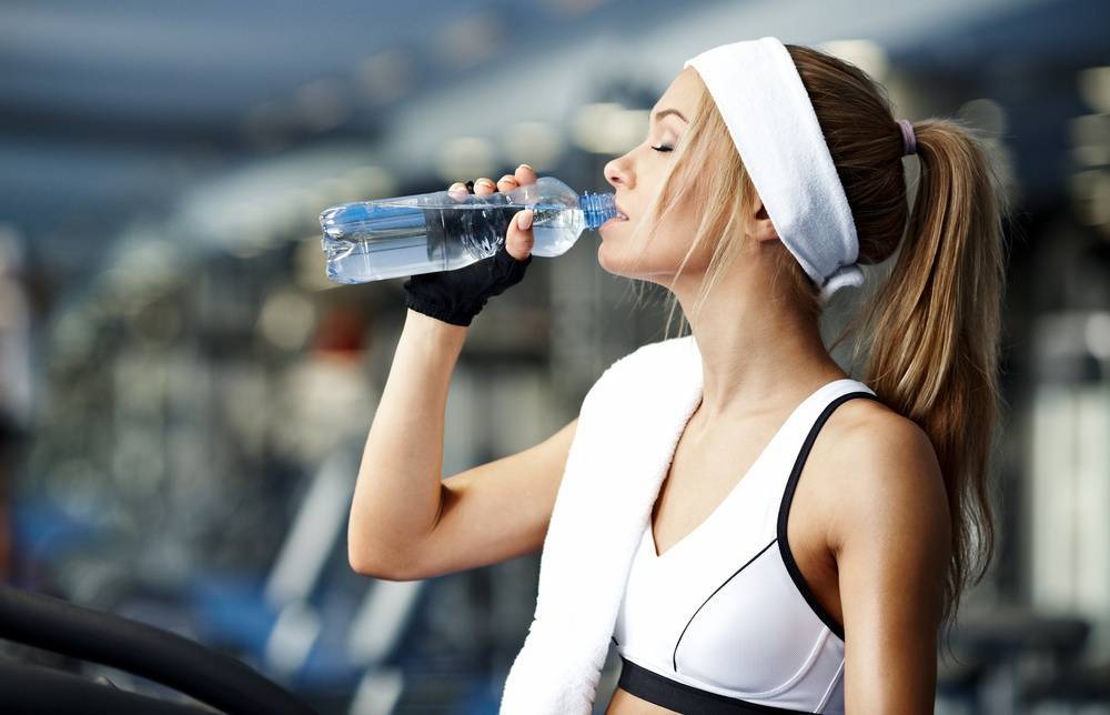 Пить ли воду во время тренировки?