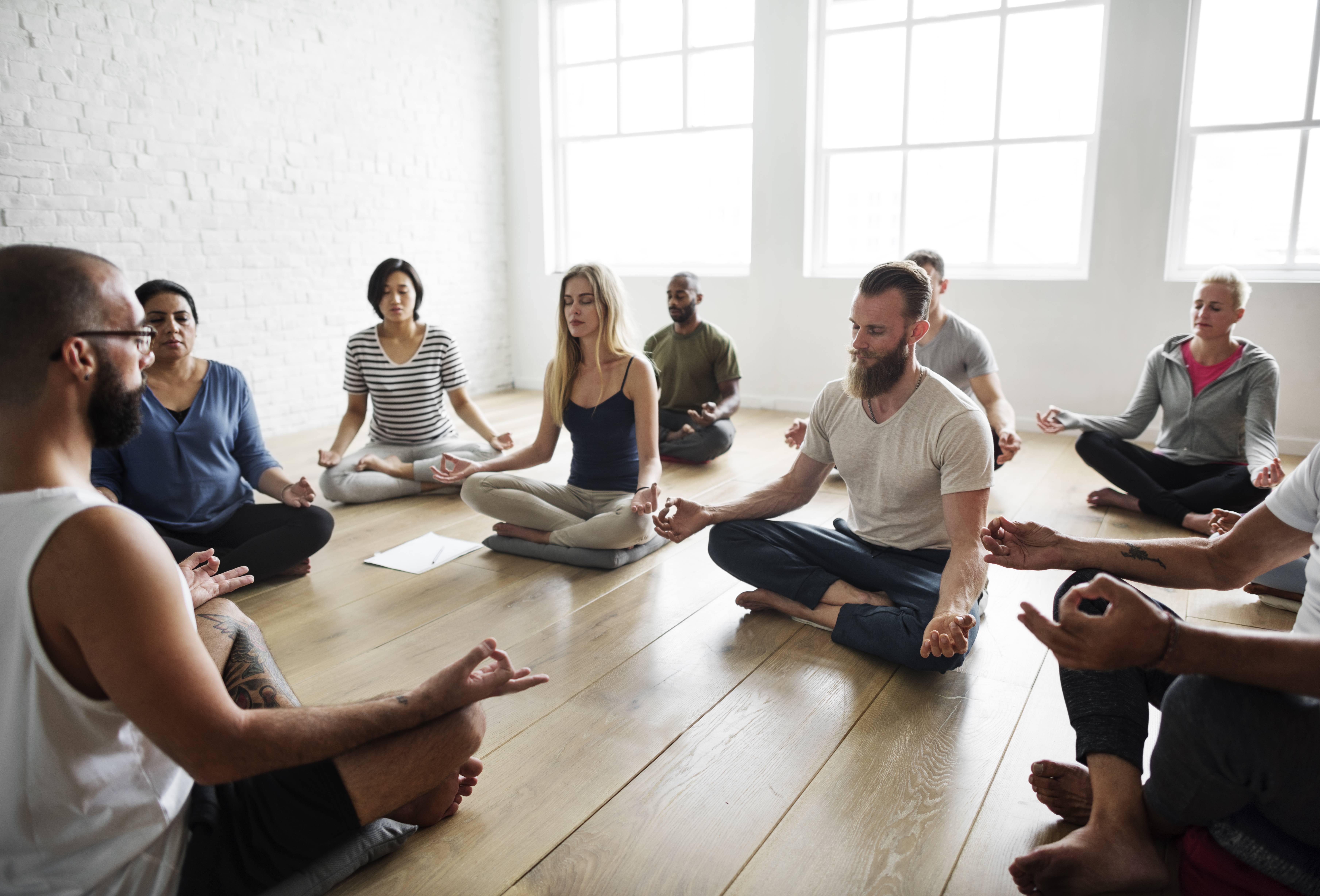 Guided meditation. Групповая медитация. Медитация группа людей. Группа людей медитируют. Коллективная медитация.