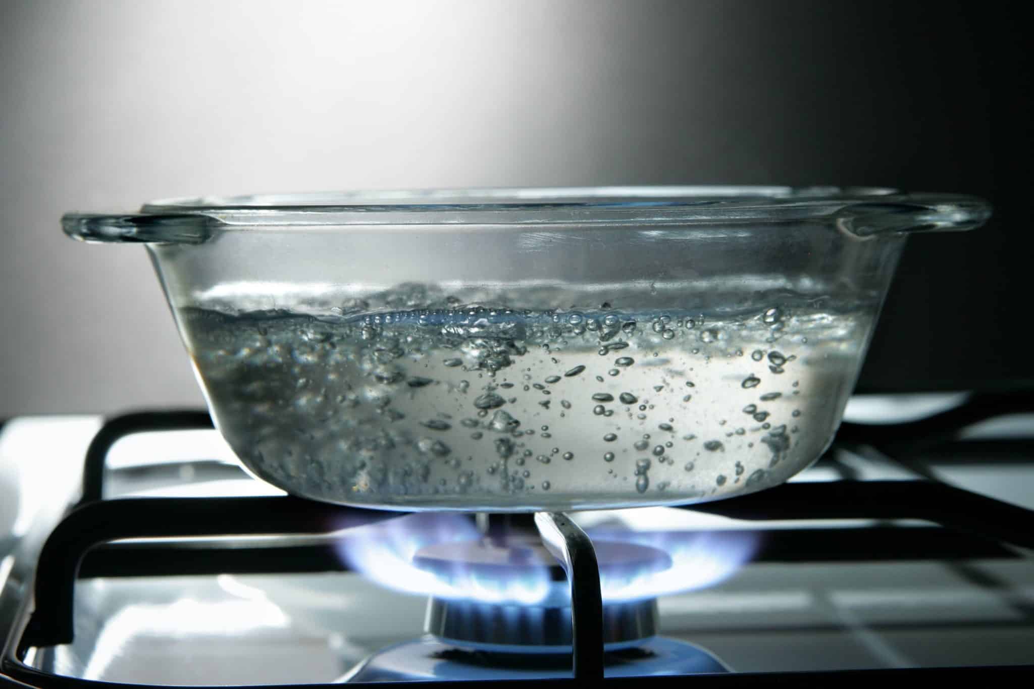 Чем заменить дистиллированную воду, можно ли использовать талую, дождевую, конденсат от кипящего чайника?