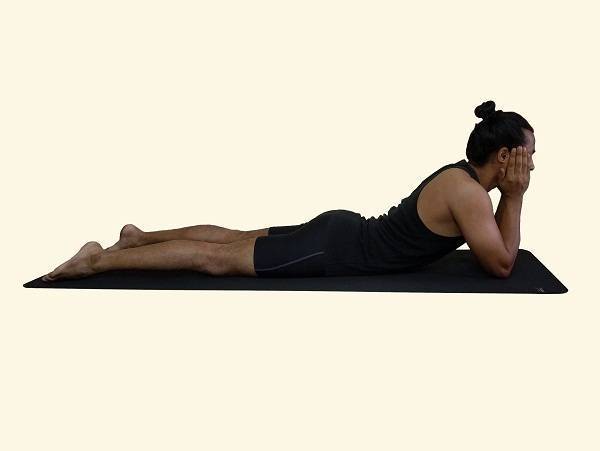 Поза саранчи в йоге для проработки глубоких мышц спины. пошаговое выполнение шалабхасаны и ее вариаций