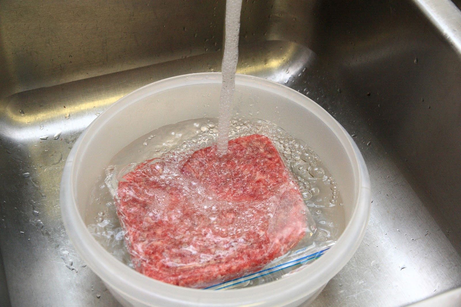 Как быстро разморозить мясо без микроволновки