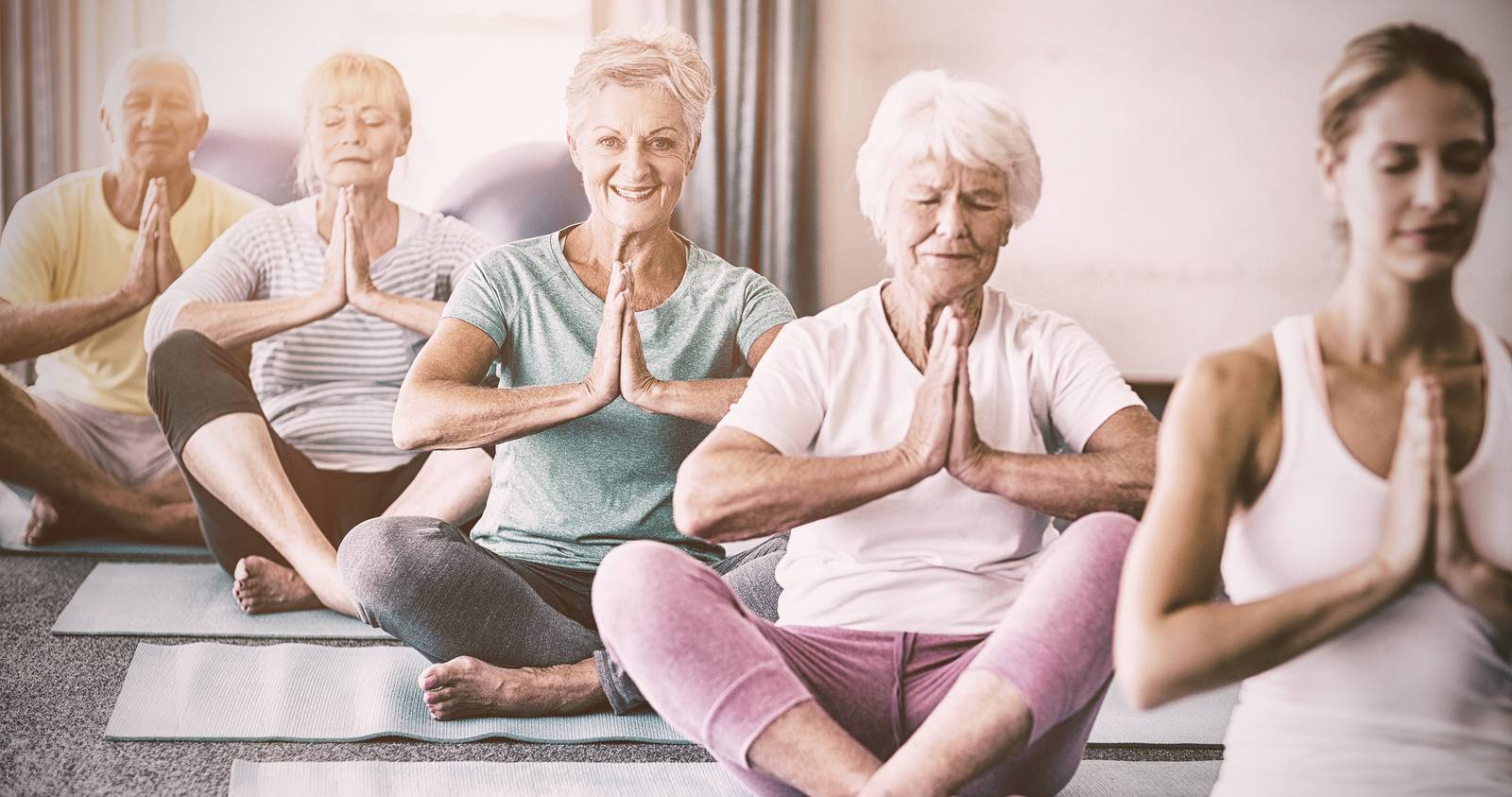 Йога для пожилых людей: 20 простых асан