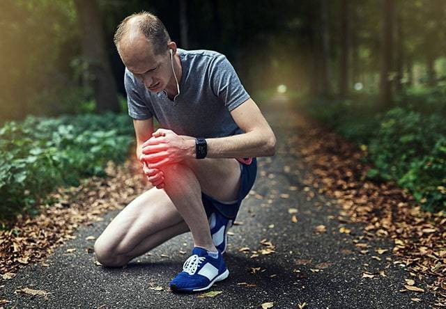 Болит колено: к какому врачу обращаться? причины боли в коленях при ходьбе и в покое. что делать, если опухло колено