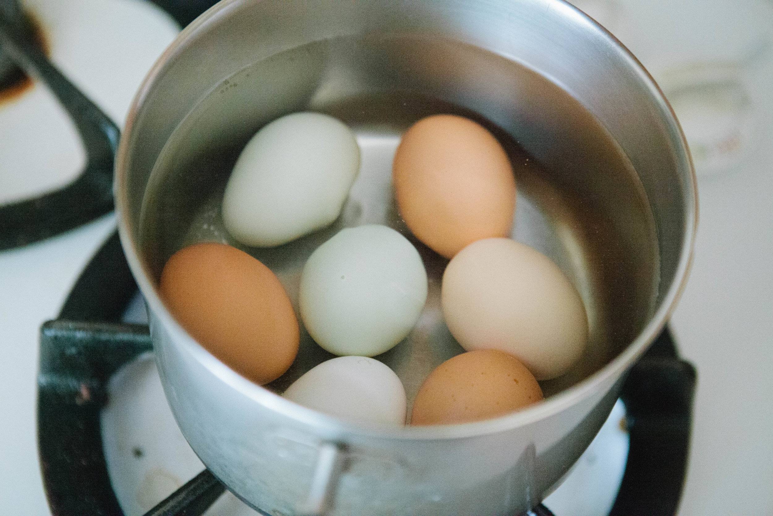 Сварить яйца в холодной воде. Что приготовить с яйцами. Отваривание яиц. Отварные яйца. Яйца варятся.