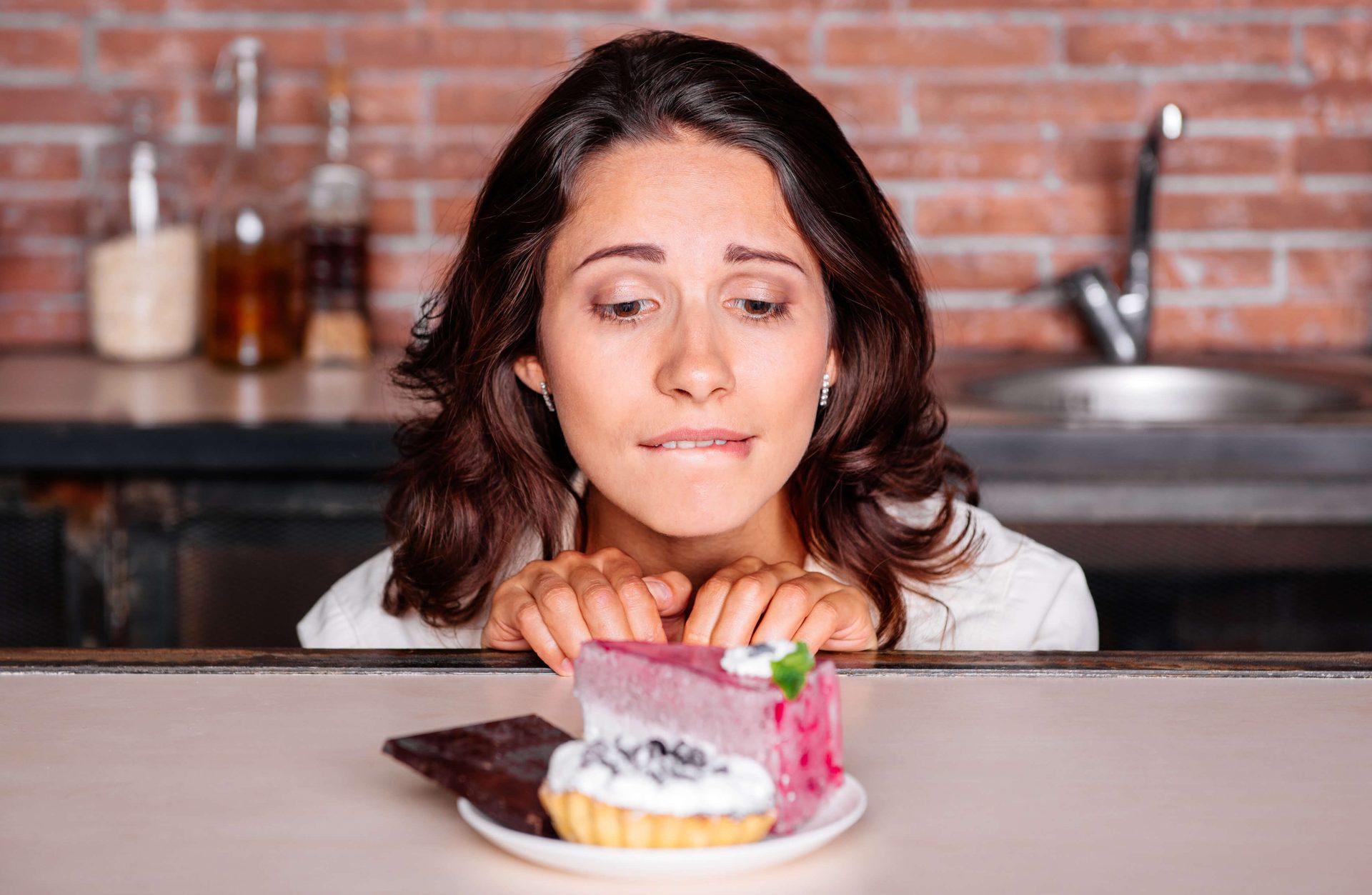 Как не заедать стресс сладким — 4 варианта для замены, почему хочется и как перестать есть вредные конфеты и другие продукты