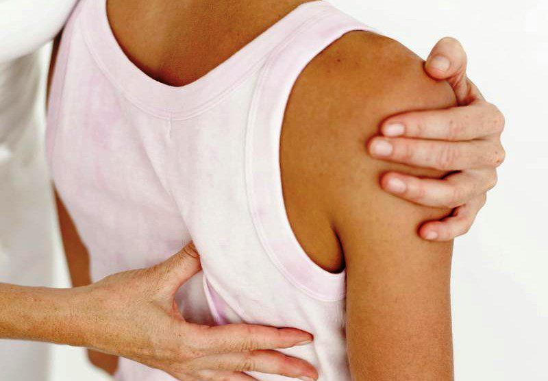 Боль под правой лопаткой сзади со спины - возможные причины и лечение!