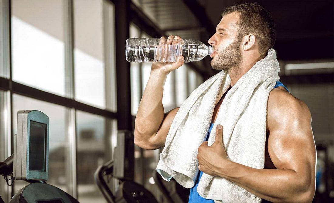 Можно ли пить воду после тренировки, почему нельзя, допускается ли сразу по окончании занятий, а также используют ли какие-либо добавки