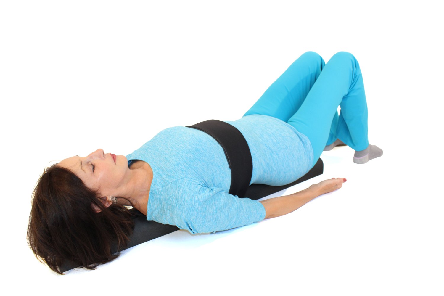 1 упражнение для спины. Упражнение лежа на спине с валиком. Валик под спину для позвоночника. Валик вдоль позвоночника. Упражнения с валиком для спины.
