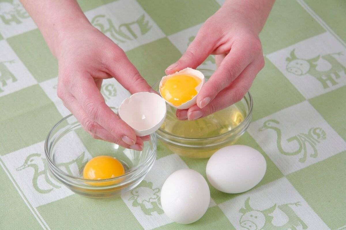 Как правильно и легко отделить желток от белка в курином яйце: способы, советы, видео. как отделить желток от белка из яйца с помощью пластиковой бутылки: инструкция. прибор для отделения желтка от бе