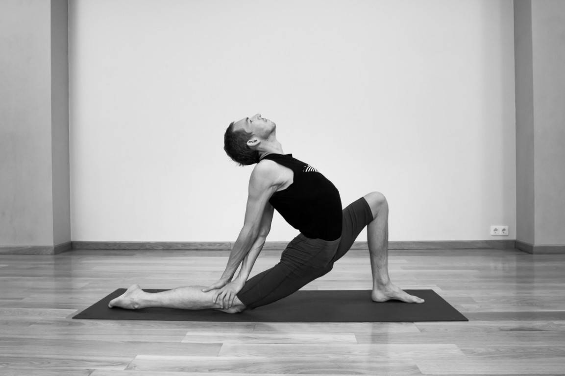 Шалабхасана: полная техника выполнения позы саранчи в йоге с фото и видео