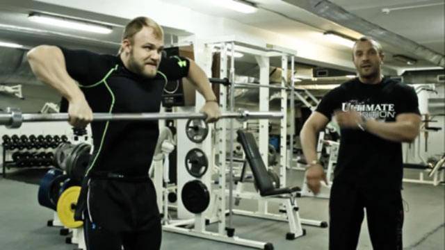 Упражнения для дельтовидных мышц с гантелями | sport-world