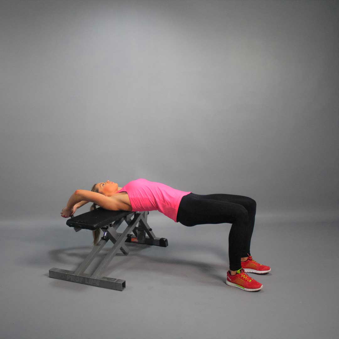 Пуловер с гантелью (лежа на скамье): правильная техника выполнения упражнения для спины и груди. фото/видео инструкция