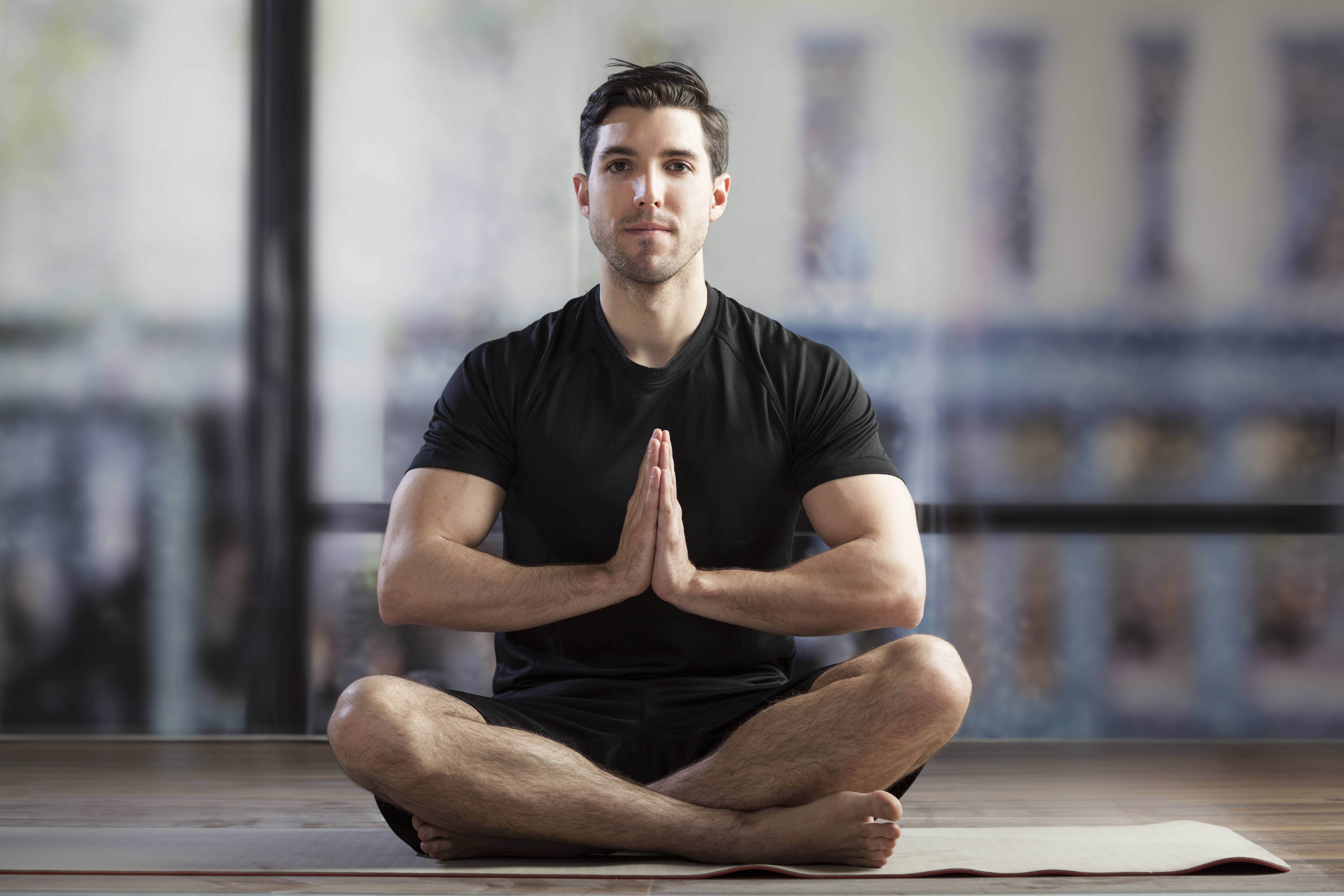 10 известных людей практикующих йогу