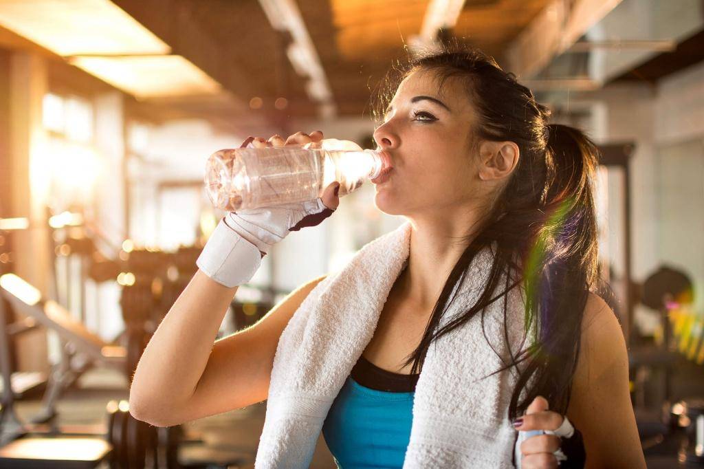 Можно ли пить воду во время, а также до и после тренировки