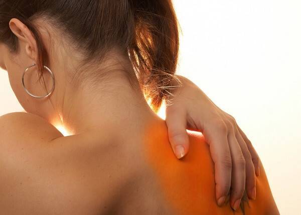 Почему болит спина в области лопаток