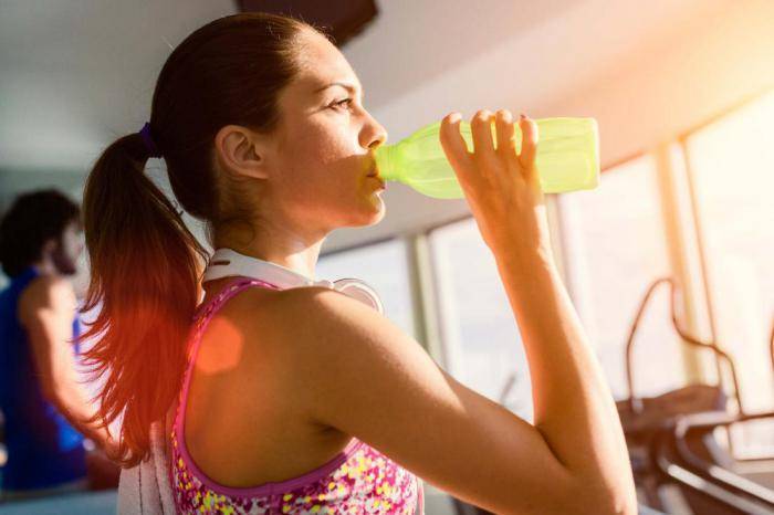 Можно ли пить воду во время тренировки: что нужно лучше пить