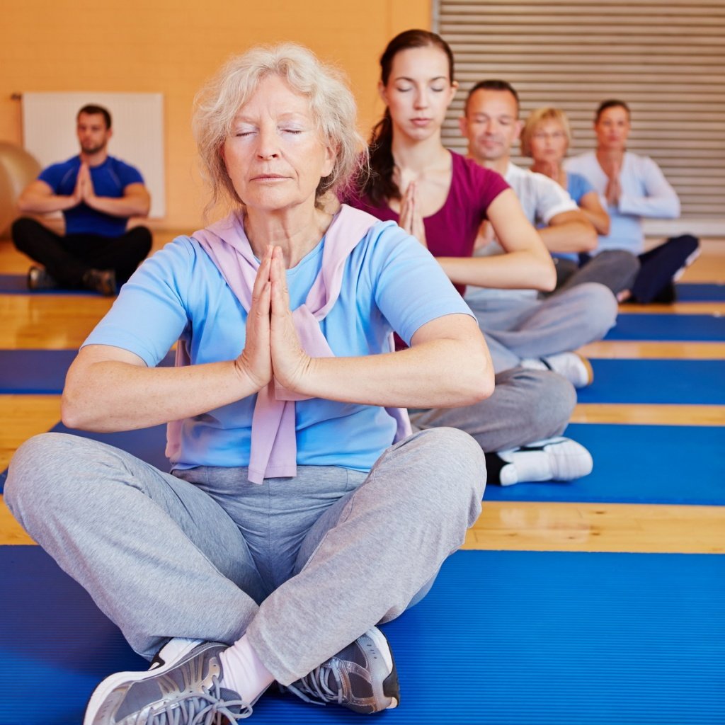 Йога для для пожилых в домашних условиях: советы и видео практики