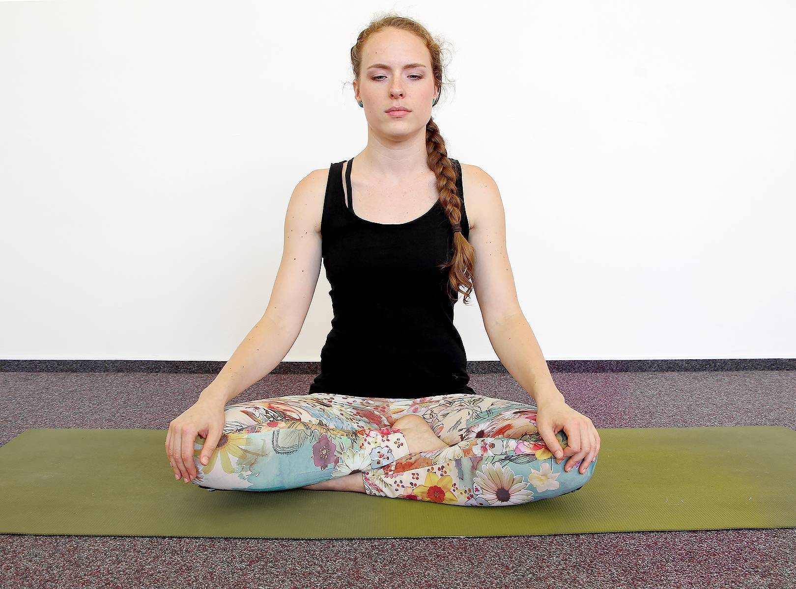 Научиться медитировать самостоятельно. Мула бандха в йоге. Бандхи Сидерский. Позы для медитации для начинающих. Правильная поза для медитации.