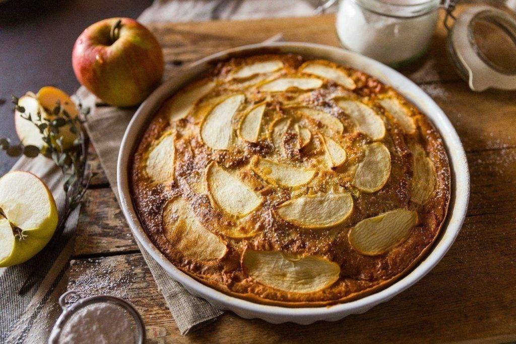 Пирог с яблоками — 10 простых и вкусных рецептов в духовке