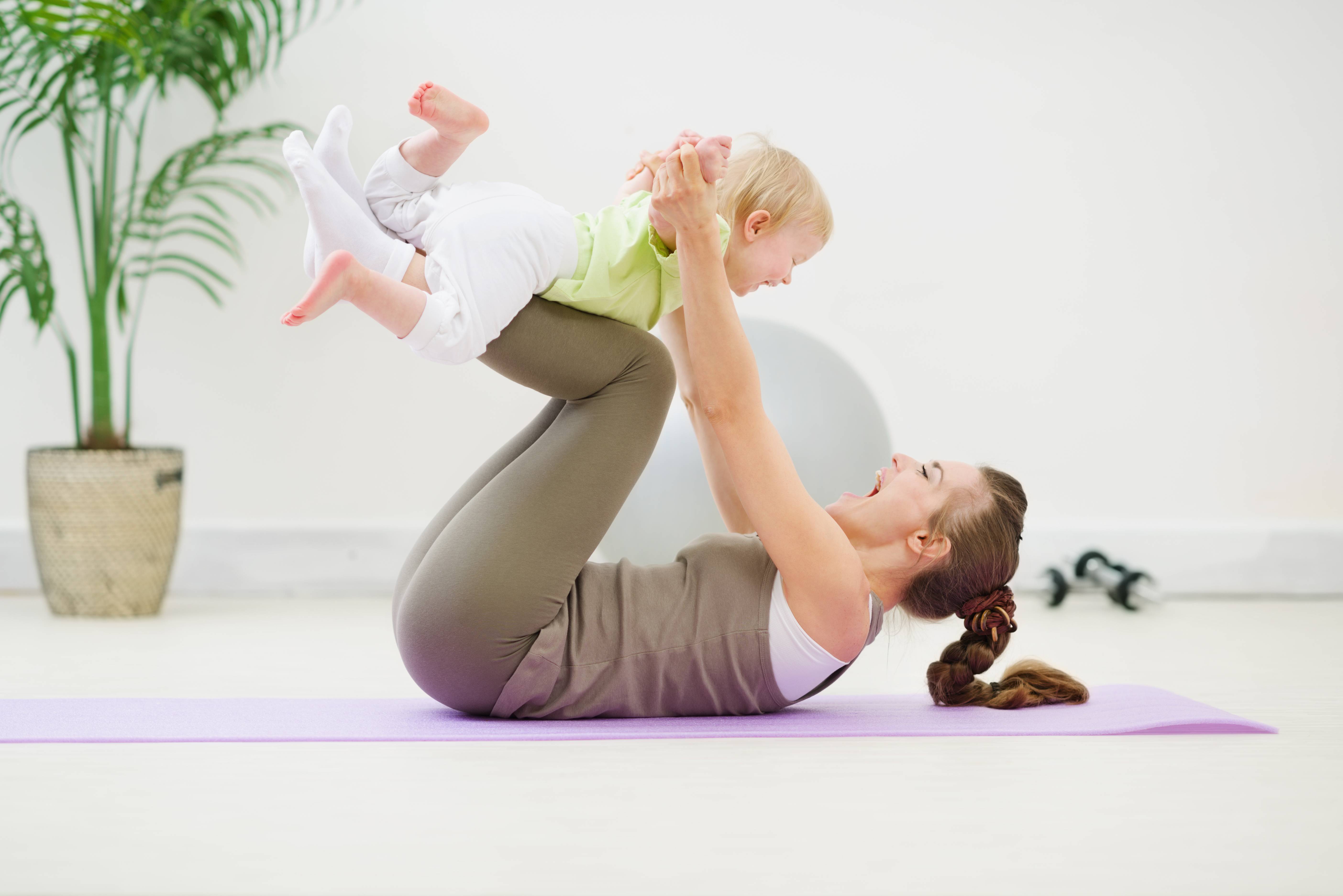 Бэби йога: упражнения для малышей вместе с мамой