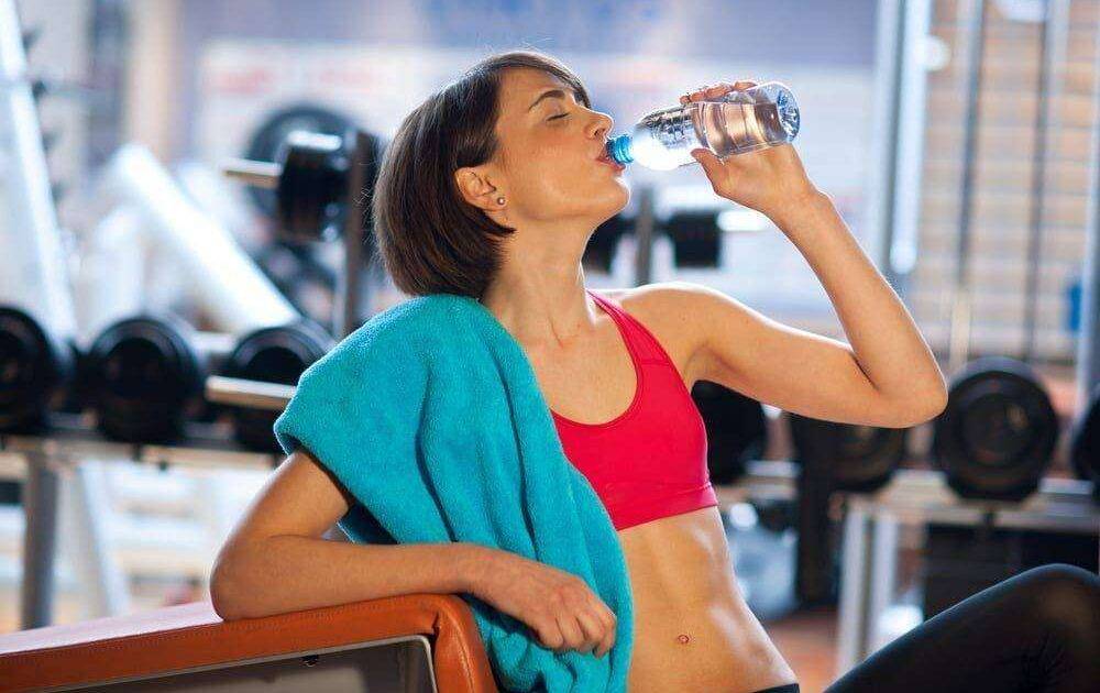Выясняем — можно ли пить воду после тренировки?