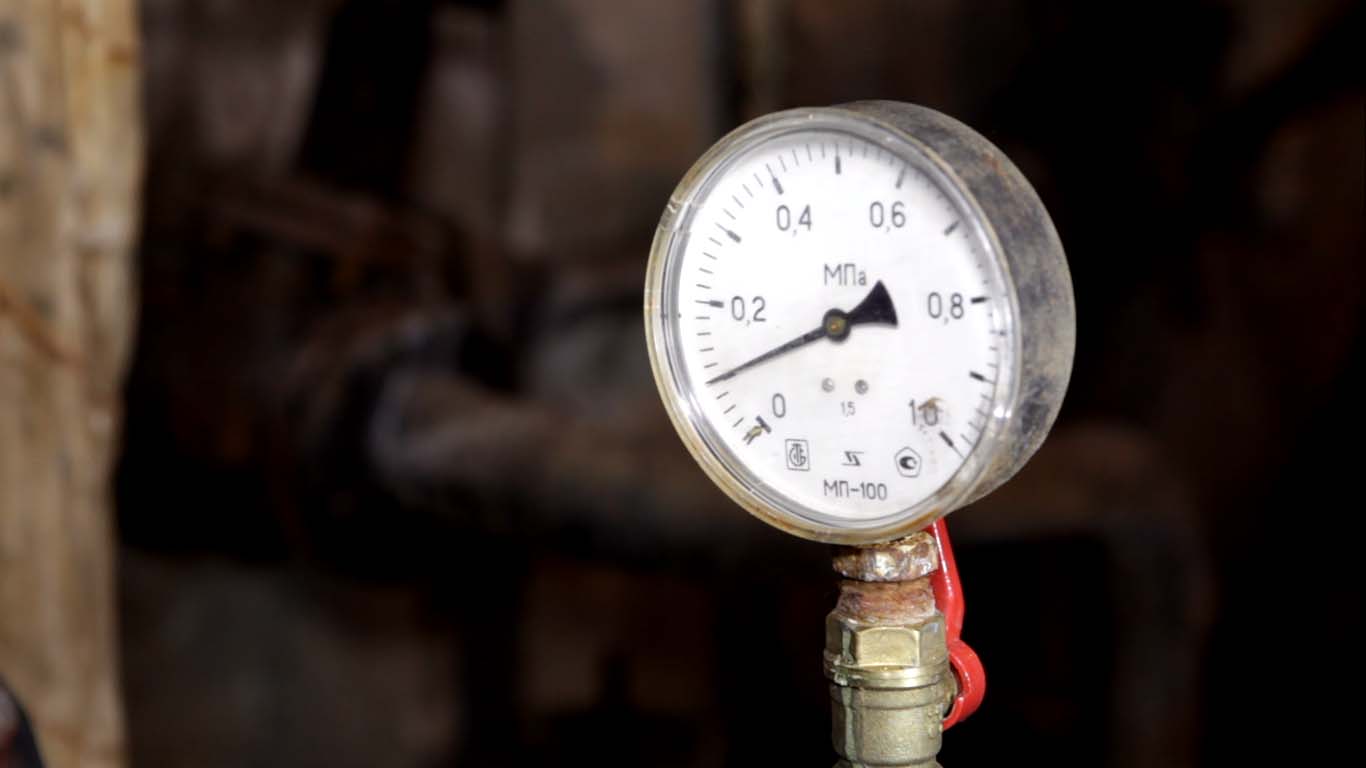 Почему в газовом котле падает давление? частые причины и способы устранения