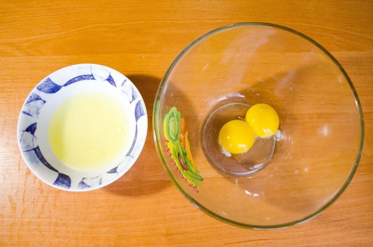 Как отделить желток от белка в сыром яйце в домашних условиях