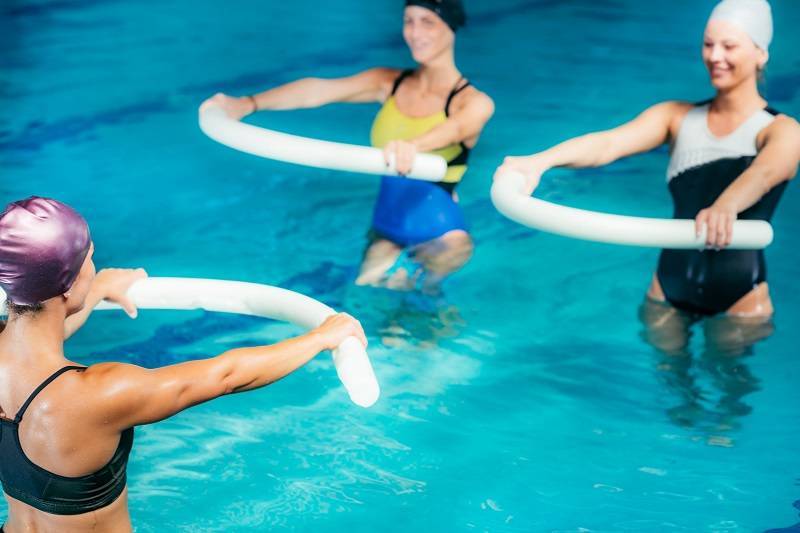 Упражнения в бассейне для похудения. аквааэробика лучшее видео