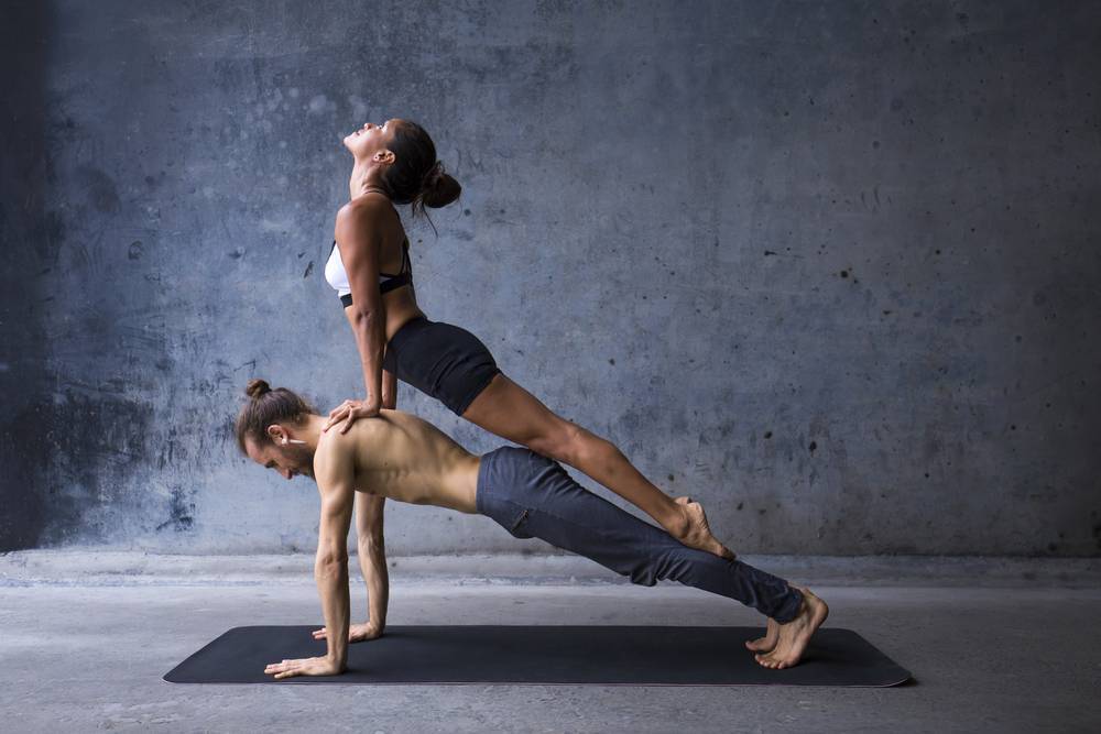 Парная йога: упражнения вдвоем и позы для двоих начинающих и не только