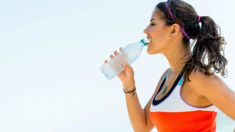 Можно ли пить воду во время тренировки: что нужно лучше пить