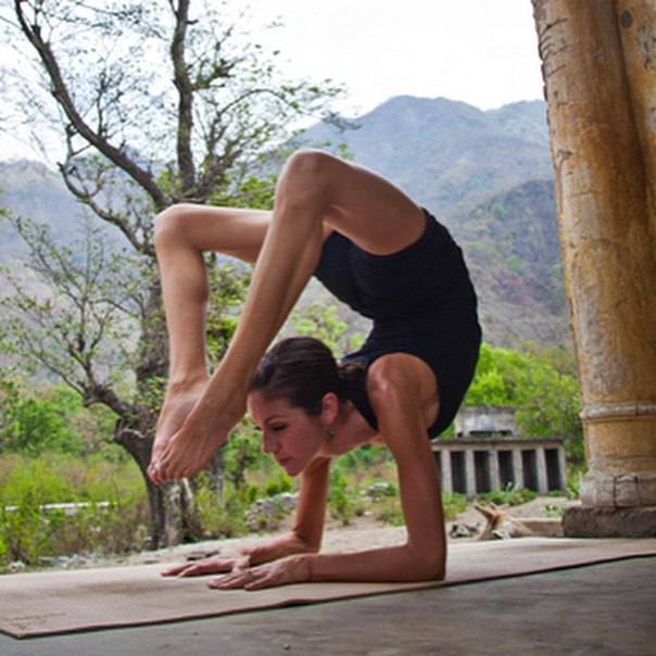 Йоги практикуют годами, чтобы освоить эту асану: сложнейшая поза скорпиона или Вришчикасана