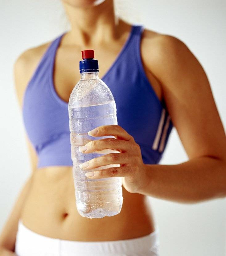 Можно ли пить во время тренировки воду: неожиданный ответ на банальный вопрос