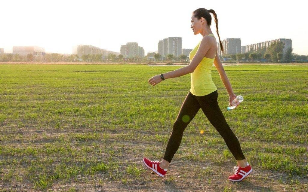 Не только снижение веса, но и отличное настроение! что лучше: бег или ходьба для похудения?