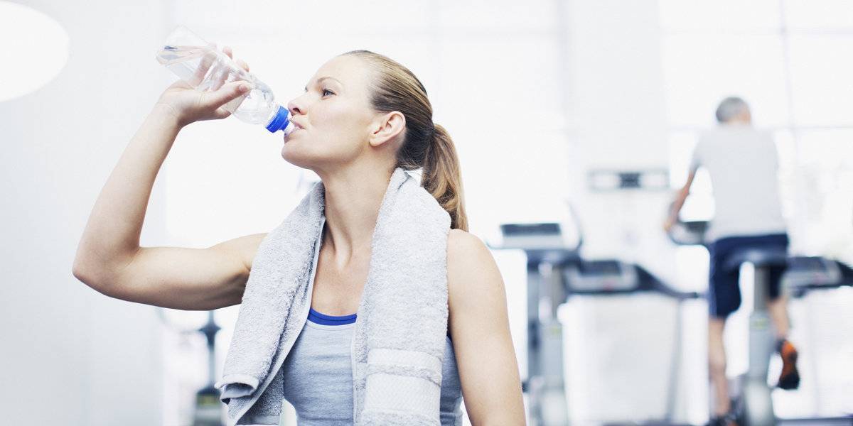 Можно или нельзя пить воду во время тренировки: все за и против