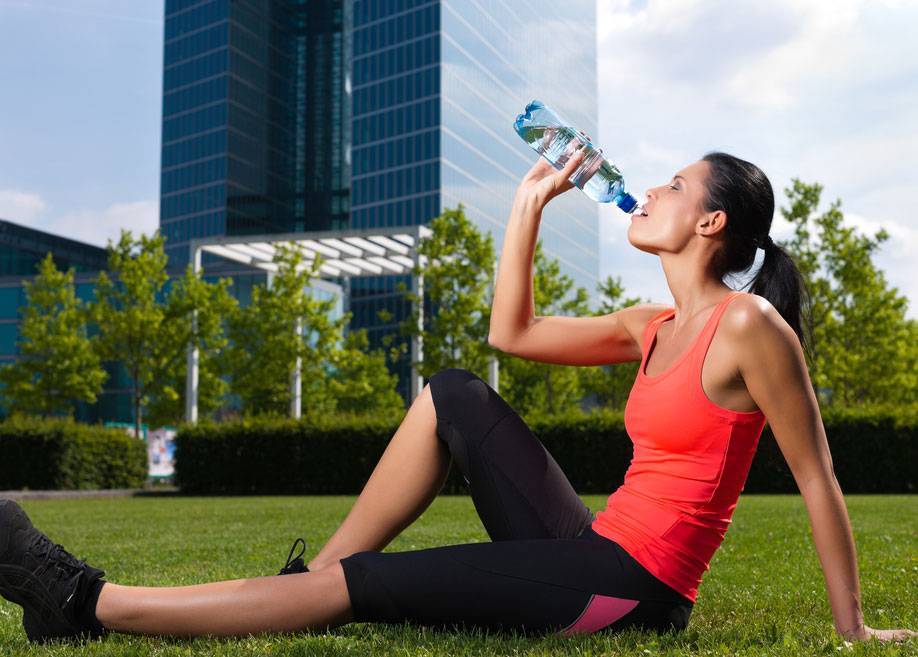 Можно ли пить воду во время тренировки для похудения и набора мышечной массы?