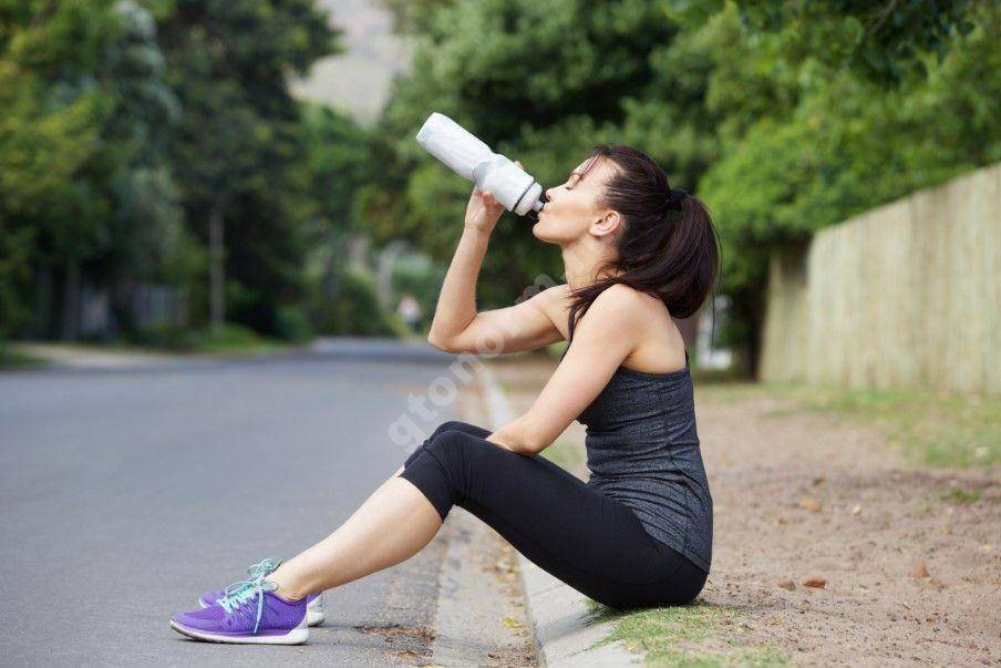 Зачем, когда и сколько пить воду во время тренировок?