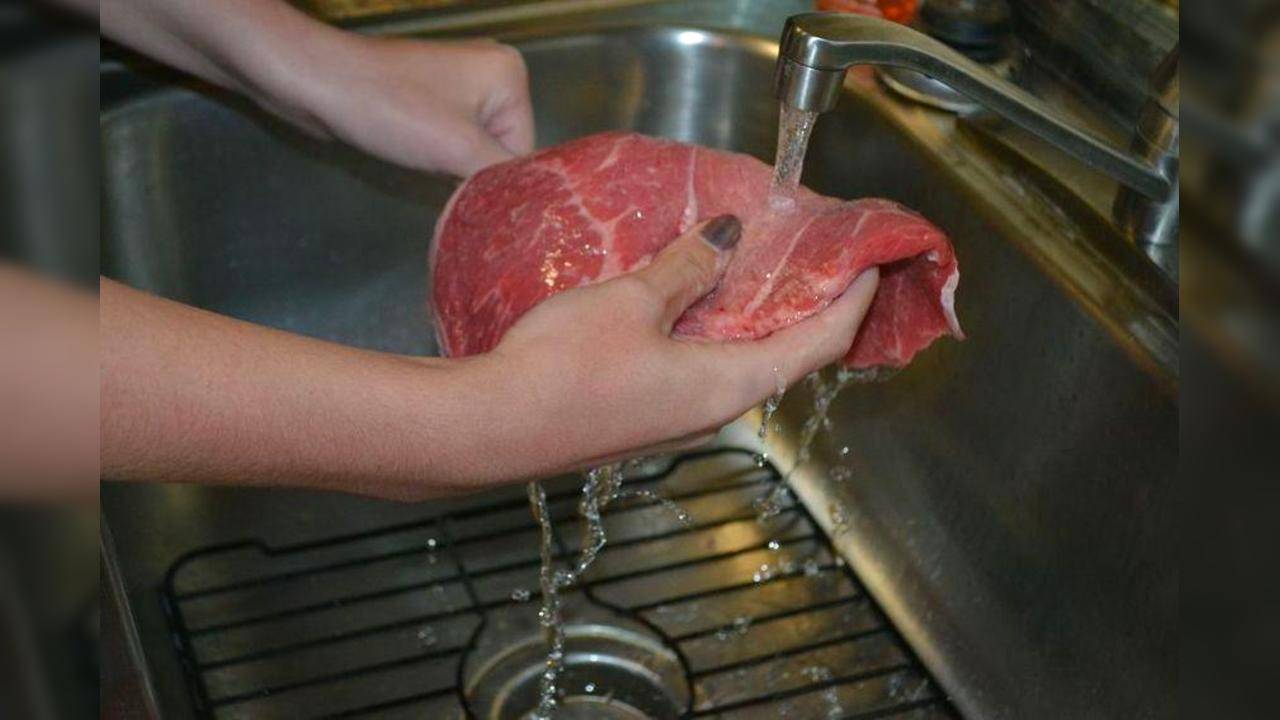 Как быстро разморозить мясо в микроволновке: проверенные способы