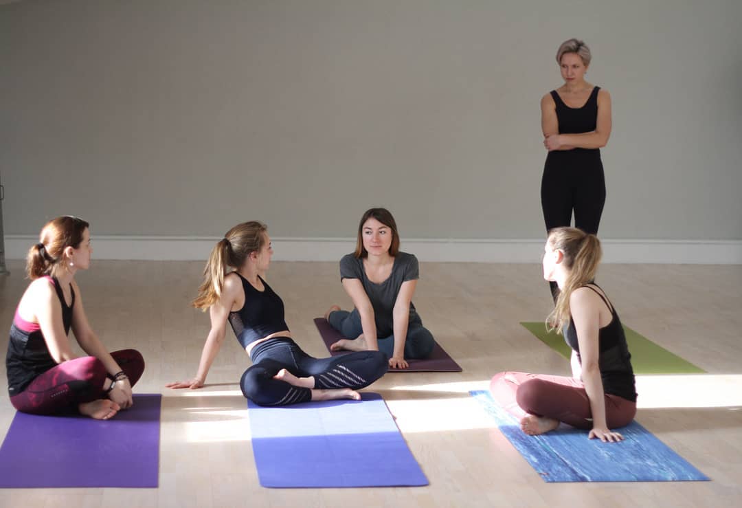 Кундалини йога: что это такое и какие включает в себя практики