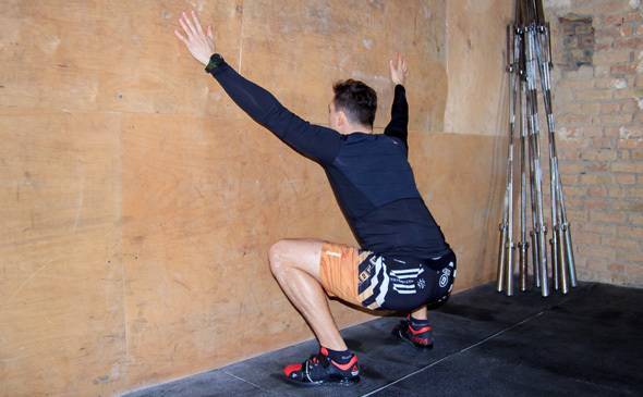 Стульчик у стены: польза упражнения для ног