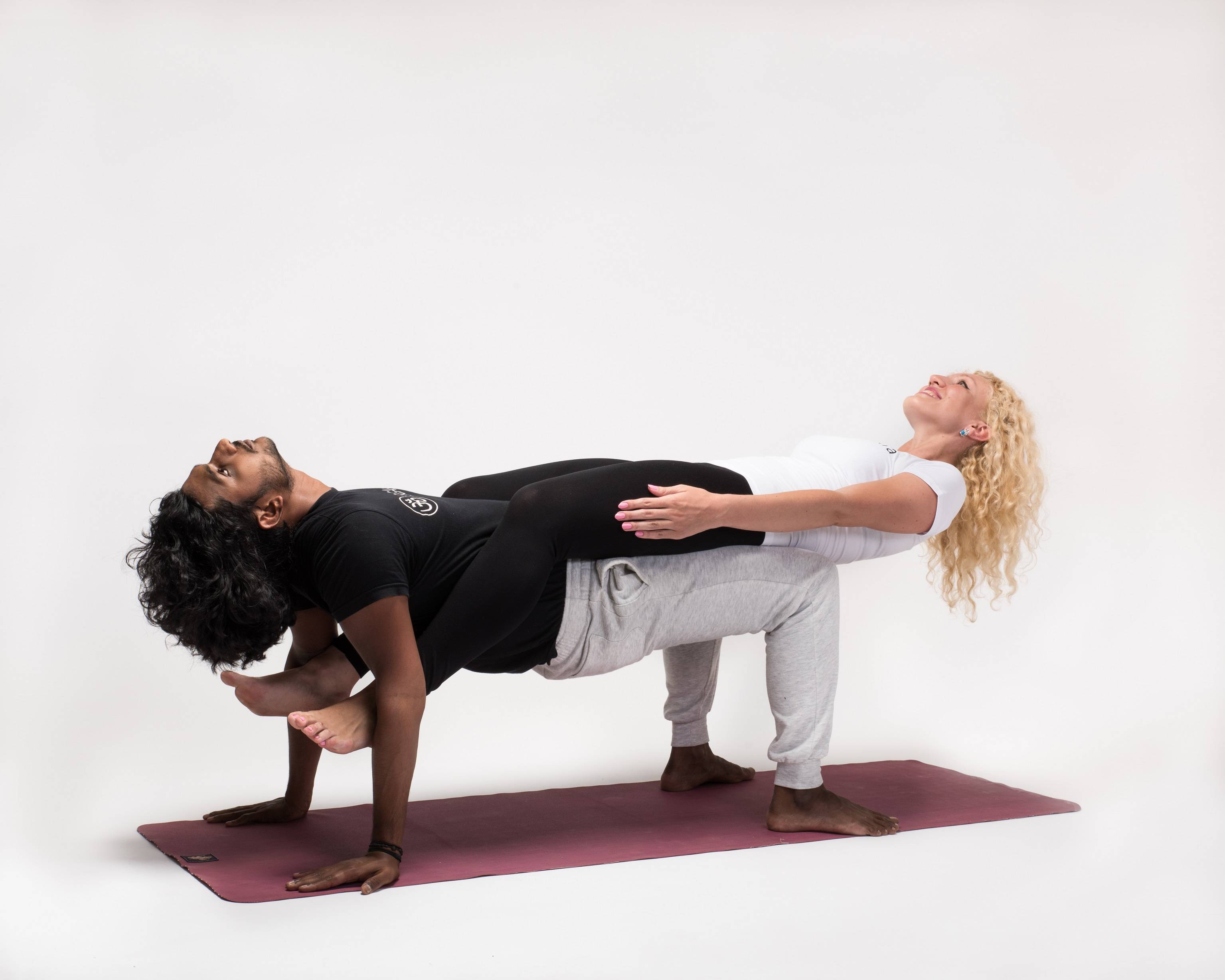 Парная йога для начинающих | yogamaniya