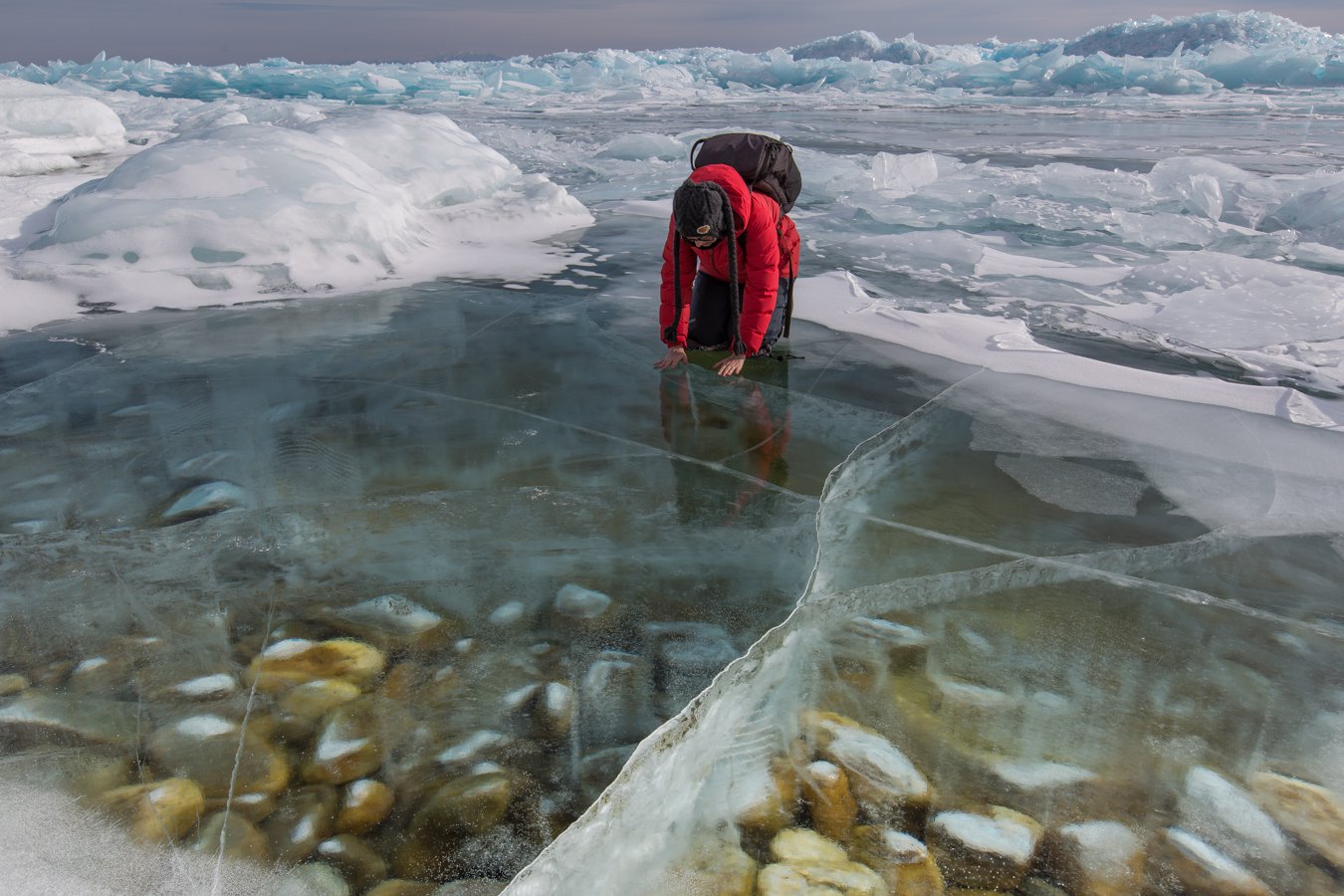 Прозрачный лед озера. Лед Байкала. Озеро Байкал подо льдом. Зимний Байкал прозрачный лед. Прозрачность льда озера Байкал.