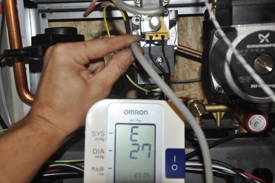 Падает давление в системе отопления — причины перепадов и повышения