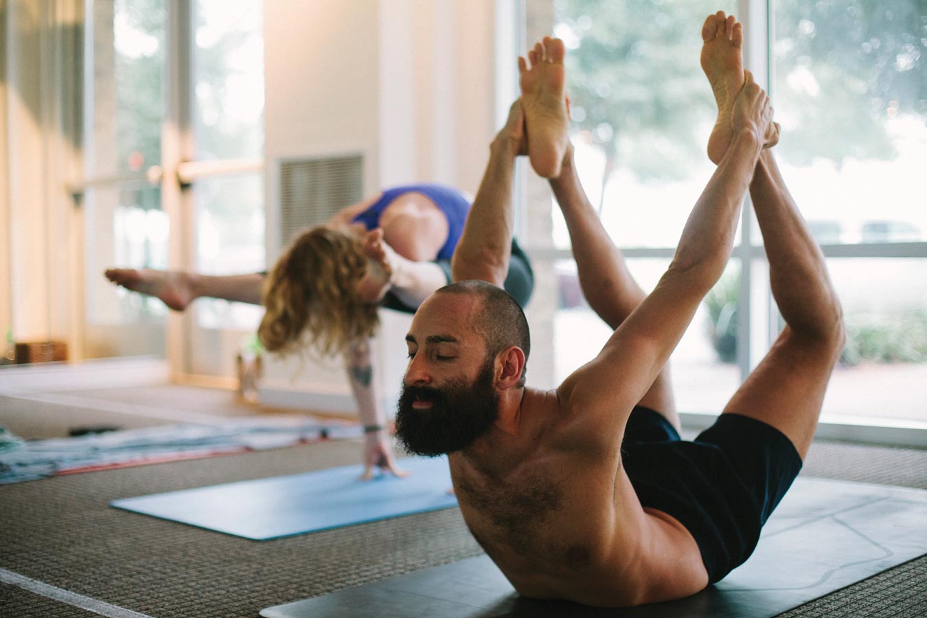 Hot yoga (бикрам йога) для начинающих: польза, упражнения, отзывы (5 видео)